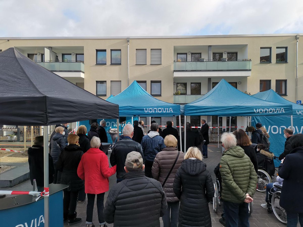 Aus einer #Baustelle in #Dortmund ist ein schöner, neuer #Vonovia Wohnpark erwachsen. Für Vonovia hat unser Team #Event die offizielle #Einweihung des Neubauprojektes in der Harkortstraße unter 2G+ Bedingungen geplant und durchgeführt.
#livewelt #agentur #owl #gütersloh #neubau