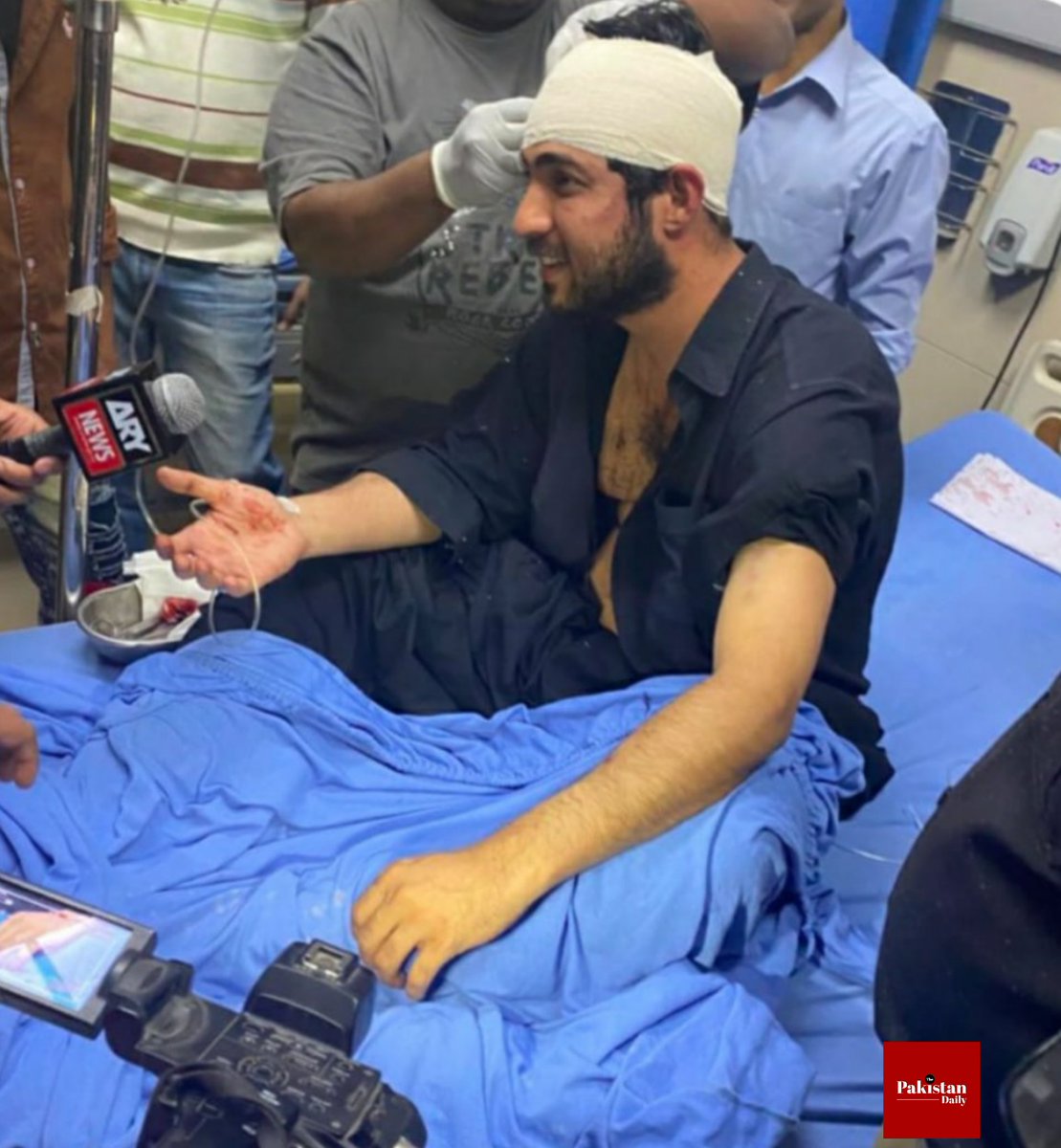 HamzaAzhrSalam's tweet photo. Officials of SPHQ including Syed Mohiuddin Rizwan (BPS 19), Mehboob Ali, Inam Ali, Rajab Ali and Khawar have been suspended for beating @iqrarulhassan and his team while he was doing a show to expose their corruption. 

#iqrarulhassan #iqrarulhasan #saareaam #ary #journalism https://t.co/uc8QTl73Fj