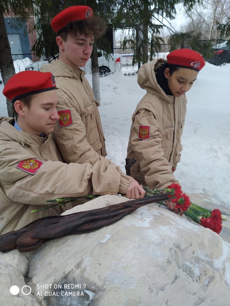 День памяти  о россиянах, исполнявших служебных долг за пределами Отечества  в Самарском спортивном лицее . Возложение цветов юнармейцами  к памятному камню .  Слава воинам - интернационалистам !