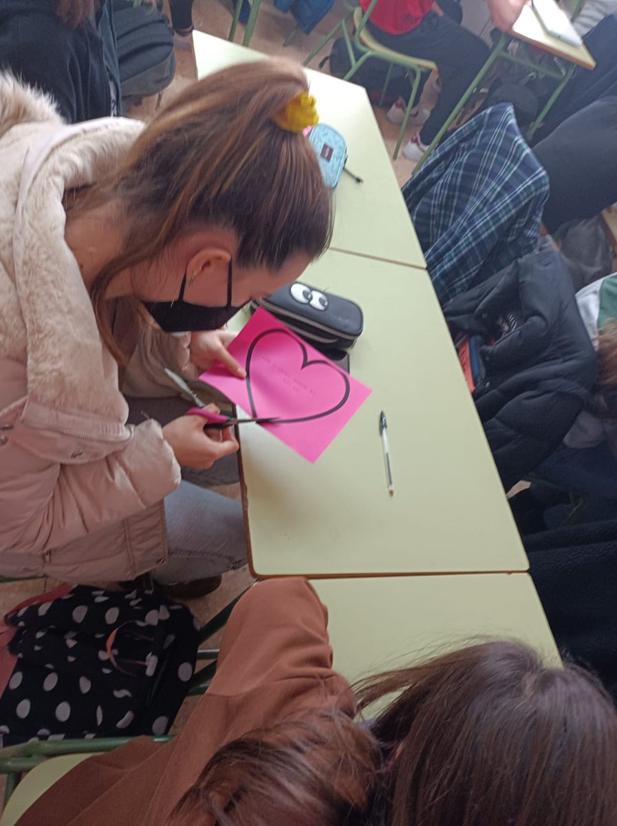 INSDolorsAleu's tweet photo. Aquesta setmana els alumnes de 4t hem celebrat #valentinesday parlant de #redflags🚩 i relacions tòxiques a les pel·lícules. Al final, hem reflexionat sobre què és l'amor i ho han escrit en uns cors que penjarem a la classe per recordar-nos com estimar bé.
#femfuster https://t.co/fUpG9xXkQp