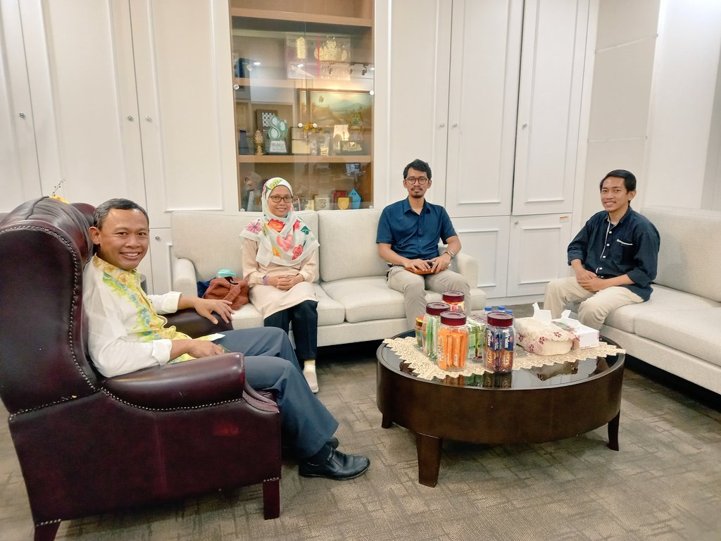 Silaturahmi dan menguatkan keberpihakan untuk meningkatkan atmosfer keilmuan dalam tata kelola pemilu di Indonesia🇮🇩. Tks kang suhu <a href="/PramonoUtan/">Pramono U. Tanthowi</a> <a href="/KPU_ID/">KPU RI</a>  <a href="/SeknasJPPR/">Seknas JPPR (People's Voter Education Network)</a>