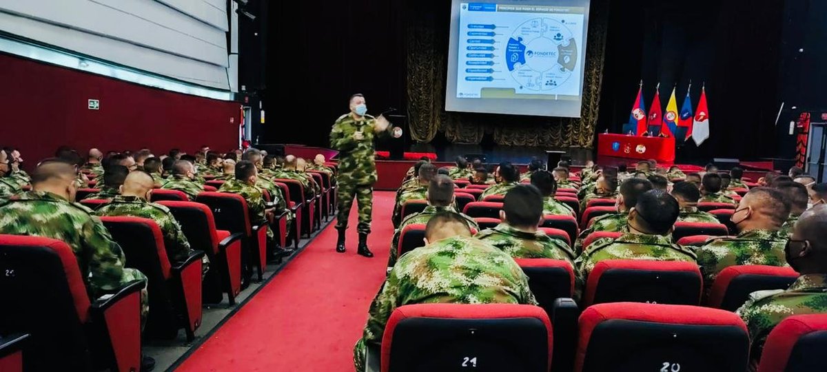 FONDETEC2014's tweet photo. #AEstaHora en las instalaciones del Cantón Norte en Bogotá, nuestro Director - Coronel Pedro Nel Buitrago Avella, realiza la difusión del servicio Institucional a aproximadamente 400 alumnos  entre oficiales y suboficiales de la #ESACE del @COL_EJERCITO. https://t.co/YmEWvi1vtt