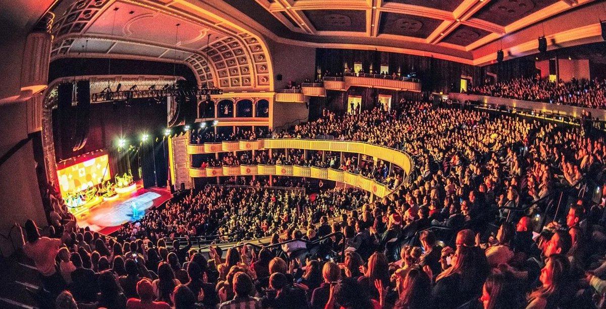 Олимпийский концертный зал. Зал был заполнен. Зал был заполнен. Зрители в кинотеатре. Полный кинотеатр.