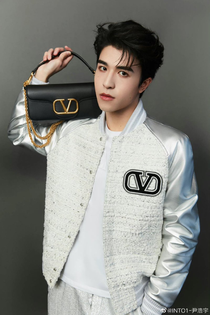 WeeeeePPM's tweet photo. Je l'aime, je l'aime vraiment !
#VALENTINOGARAVANIxINTO1
#VALENTINOGARAVANI #LocoBag
#ValentinoxINTO1Patrick
#แพทริค #INTO1Patrick #Patrick https://t.co/X1XqzDNQfE