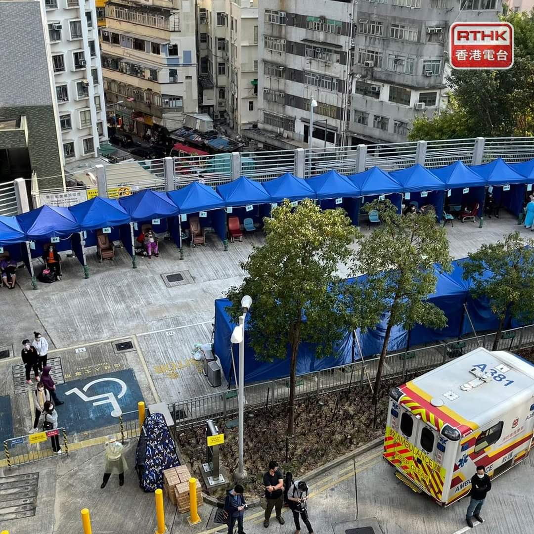 XlnYqVhV8sXTbiK's tweet photo. 啲所謂立法會議員當選後人間蒸發晒
天寒地凍，老弱幼兒，要在街瞓等候，真係好慘情 https://t.co/5iAjz29CqI