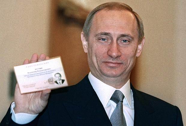 Радостный В. Путин, зарегистрировавшийся в качестве официального кандидата на должность президента РФ (до выборов он исполнял обязанности главы государства). Российская Федерация. 15 февраля 2000 г.