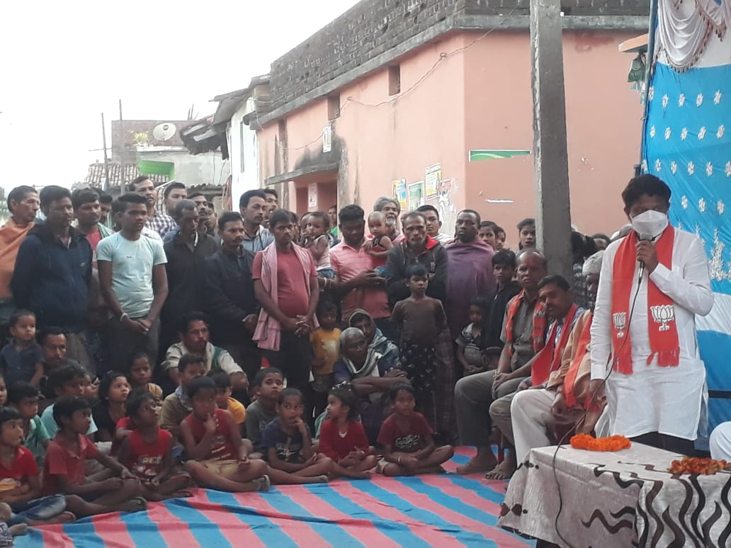 MahalingMukesh's tweet photo. ଆଗଲପୁର ବ୍ଲକ ଜିଲ୍ଲା ପରିଷଦ 2 ନମ୍ବର ଜୋନରେ ବିଜେପି ପ୍ରାର୍ଥୀ ବୈଶାଖୁ ପଟେଲ ଙ୍କୁ ପଦ୍ମଫୁଲ ଚିହ୍ନରେ ବିପୁଳ ପରିମାଣରେ ଭୋଟ ଦେଇ ବିଜୟୀ କରିବାପାଇଁ ପୂର୍ବତନ ମନ୍ତ୍ରୀ ତଥା ବରିଷ୍ଠ ନେତା ମହାରାଜା କନକ ବର୍ଦ୍ଧନ ସିଂଦେଓଜୀ ଙ୍କ ସହ ଡୁଙ୍ଗୁରିପାଲି ଗ୍ରାମର ଘର କୁ ଘର ବୁଲି ଭୋଟ ପ୍ରଚାର କଲୁ।
#Vote4BJP https://t.co/OnQnS6w4sR