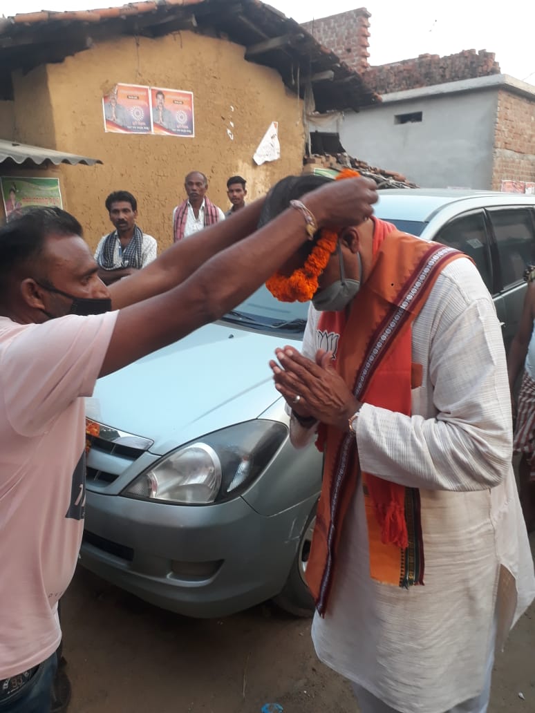 MahalingMukesh's tweet photo. ଆଗଲପୁର ବ୍ଲକ ଜିଲ୍ଲା ପରିଷଦ 2 ନମ୍ବର ଜୋନରେ ବିଜେପି ପ୍ରାର୍ଥୀ ବୈଶାଖୁ ପଟେଲ ଙ୍କୁ ପଦ୍ମଫୁଲ ଚିହ୍ନରେ ବିପୁଳ ପରିମାଣରେ ଭୋଟ ଦେଇ ବିଜୟୀ କରିବାପାଇଁ ପୂର୍ବତନ ମନ୍ତ୍ରୀ ତଥା ବରିଷ୍ଠ ନେତା ମହାରାଜା କନକ ବର୍ଦ୍ଧନ ସିଂଦେଓଜୀ ଙ୍କ ସହ ଡୁଙ୍ଗୁରିପାଲି ଗ୍ରାମର ଘର କୁ ଘର ବୁଲି ଭୋଟ ପ୍ରଚାର କଲୁ।
#Vote4BJP https://t.co/OnQnS6w4sR
