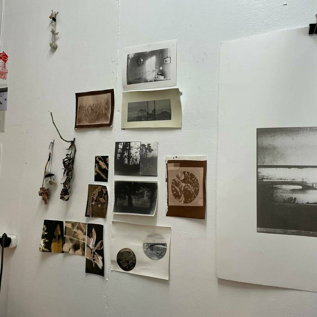 Studio day @the_yard_studios On my right ongoing WIP, to the left copious dissertation notes. I am drawn to the right!

#dissertation 
@rcaprint 
@royalcollegeofart_photo 
#embodied
#environmentalism
#newmaterialism
#alternativephotography
#durationalpractice
#slowmovement
#…