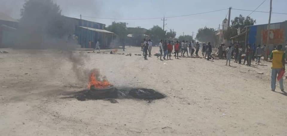 BeyhaniAbdinoor's tweet photo. Protests erupted in Aw-bare district of #SomaliState in response to the death of two young boys who murdered by Mustafe Cagjar Loyalties in Jigjiga,

#jigjiga wants to Shut dissenting Voices and People demand an end to this Kleptocraic PP regime in Somali region State. https://t.co/8XU3aQ6V4F