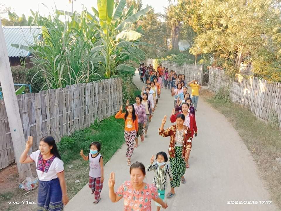 DemoRevoMM's tweet photo. Anti-coup revolutionary strike in Sagaing's Yinmabin Twp, Beinwechaung Vlg as usual. 🪧

#2022Feb15Coup #Telenor_ProtectUsersData #WhatsHappeningInMyanmar https://t.co/NV9ajxZ2r6