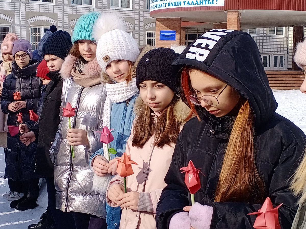 lepschina1's tweet photo. Сегодня, в день 33-ей годовщины вывода войск из Афганистана обучающиеся #мбушкола93 приняли участие в Всероссийской акции "Красные тюльпаны".
Участники акции почтили память солдат, выполнявших свой интернациональный долг, возложением цветов к памятнику-символу медали "За отвагу". https://t.co/sRsclyFePz