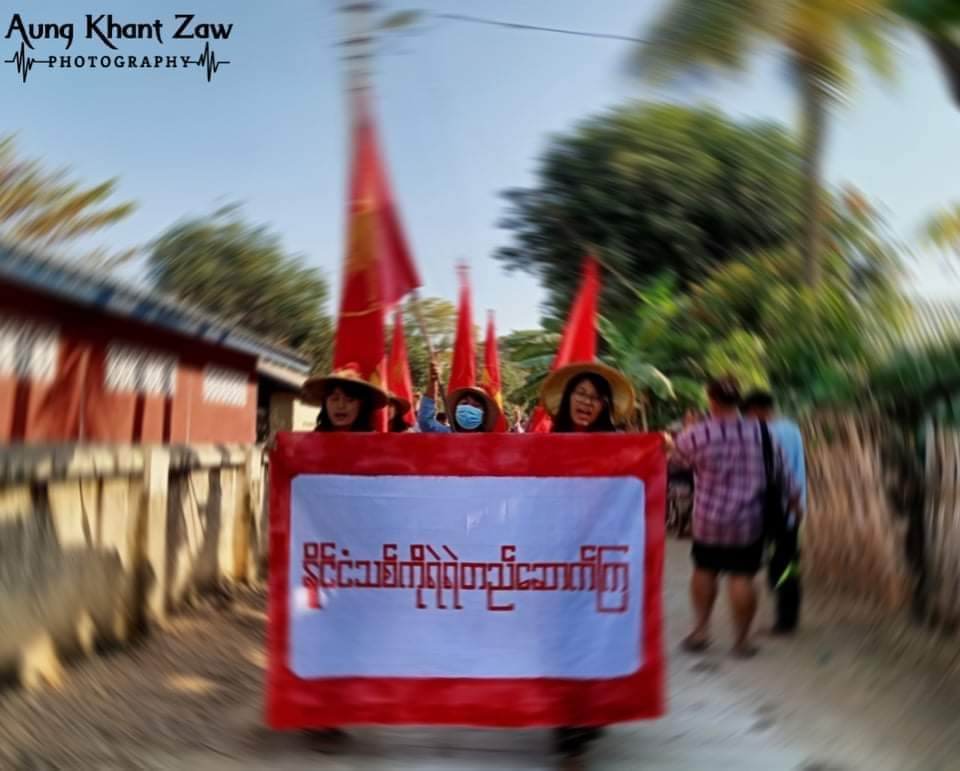 Khithitofficial's tweet photo. "နိုင်ငံသစ်ကိုရဲရဲတည်ဆောက်ကြ" စာသားနှင့် စစ်အာဏာရှင်ဆန့်ကျင်ရေး အမျိူးသမီးသပိတ်စစ်ကြောင်း ချီတက်

ရန်ကုန်၊ဖေဖော်ဝါရီ ၁၅
Read More -> https://t.co/IHAjZa23LW https://t.co/zoOy8vzacJ