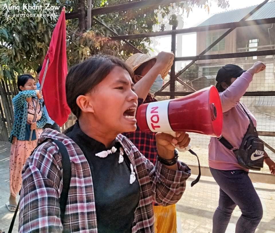 Khithitofficial's tweet photo. "နိုင်ငံသစ်ကိုရဲရဲတည်ဆောက်ကြ" စာသားနှင့် စစ်အာဏာရှင်ဆန့်ကျင်ရေး အမျိူးသမီးသပိတ်စစ်ကြောင်း ချီတက်

ရန်ကုန်၊ဖေဖော်ဝါရီ ၁၅
Read More -> https://t.co/IHAjZa23LW https://t.co/zoOy8vzacJ