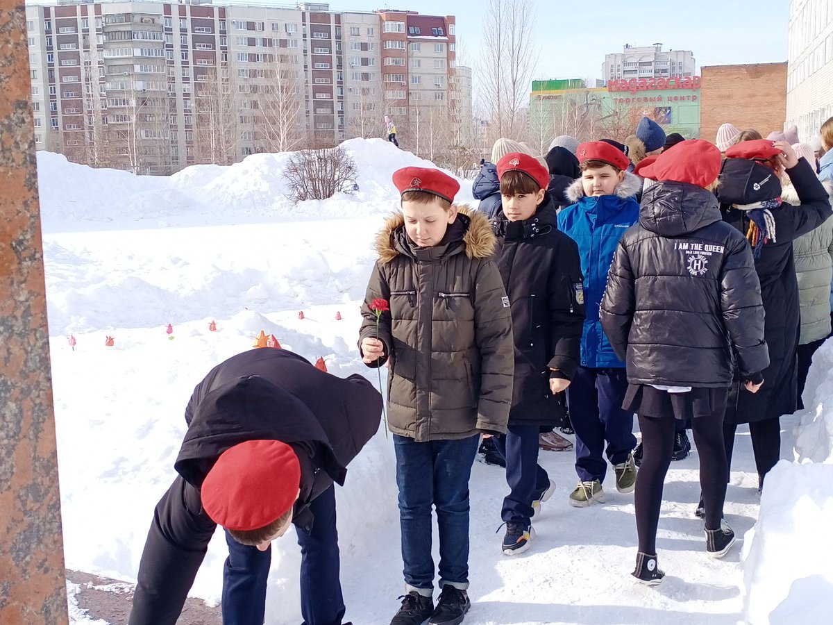 Сегодня, в день 33-ей годовщины вывода войск из Афганистана обучающиеся #мбушкола93 приняли участие в Всероссийской акции "Красные тюльпаны".
Участники акции почтили память солдат, выполнявших свой интернациональный долг, возложением цветов к памятнику-символу медали "За отвагу".