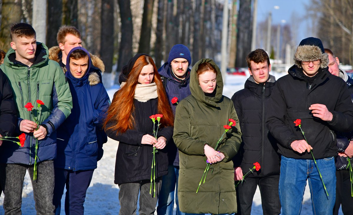 YaroslavlSTU's tweet photo. Студенты возложили цветы к стеле воинам-интернационалистам https://t.co/ZbjRwGss7d https://t.co/MEPJJqvdLU