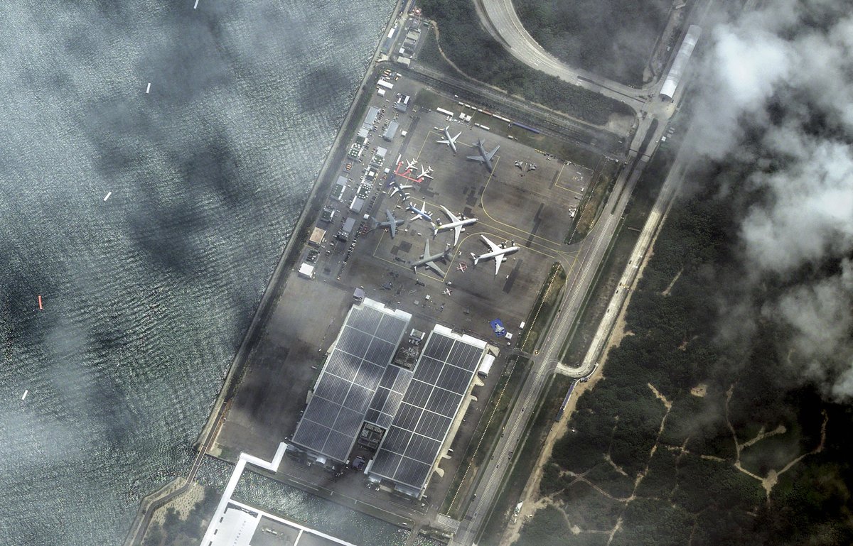 This is the #SGAirshow2022 as seen from space 🛰 and for the first time in 3️⃣0️⃣cm resolution, taken by our #PléiadesNeo satellite. 
🔎Which Airbus aircraft can you spot?