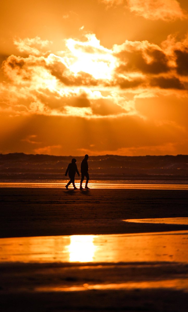 S_Hurlock_Photo's tweet photo. This simple silhouette keeping me warm on this rainy day 🧡
#Cornwall #Sunset #Perranporth https://t.co/7mQi9AON8o