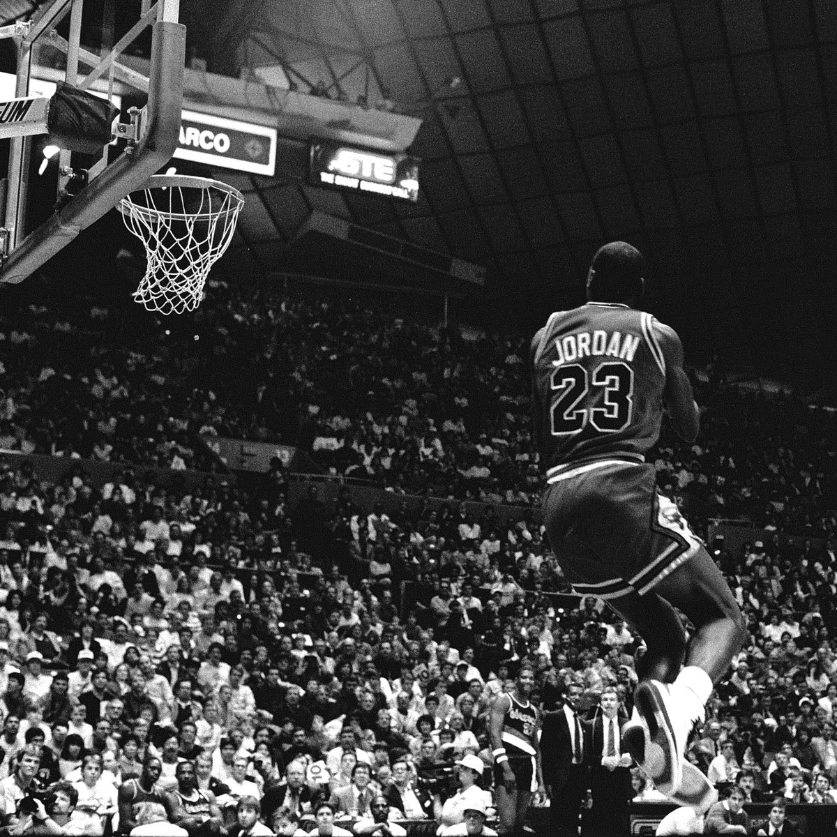 Винтажные кадры nba. Май джондар баскедбалист. Баскетболист майкл джордан слэм данк. Баскетбол черно белый. Майкл джордан.