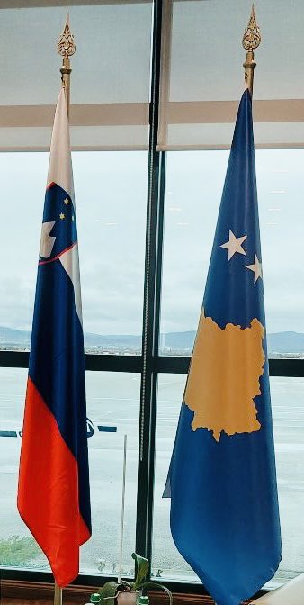 DrenDoli's tweet photo. Great meeting w/ Sanja Štiglic, Ambassador of 🇸🇮 in 🇳🇱. Her experience & thoughtful ideas about #multilateralism & #IntOrgs, make it impossible to limit the talk only on EU enlargement and visalib. 🇽🇰 appreciates the multilayered support of 🇸🇮 in our path towards the 🇪🇺. 🇽🇰🇸🇮🇳🇱 https://t.co/g1OTnI0qSg