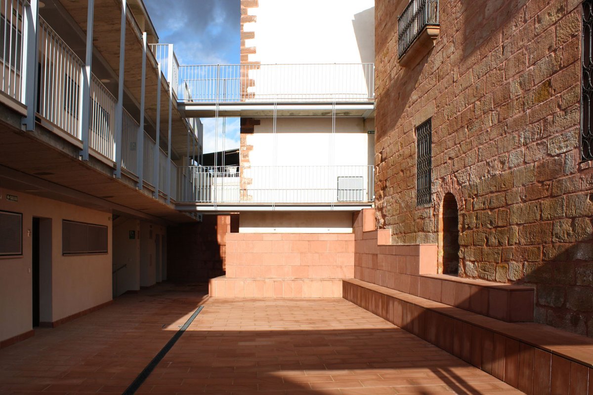 CguideArch's tweet photo. Part of the apartments are inserted inside the palace. The others are located in a new building, connected by a courtyard. The façade of the new building maintains the proportions of the old one, but changes its composition, based on the popular residences of Montoro. https://t.co/mWzk35Pqj1