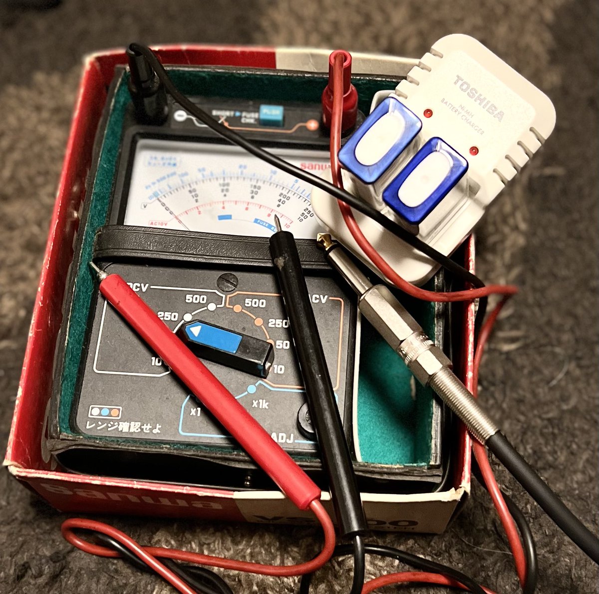 azu77jp's tweet image. 最近、ギターやエフェクターの音に違和感がある事が多く
電池に原因があった模様😅

充電式を使っていて便利ですが
満タン充電のつもりが
9vない時がある事がわかりました✌️
#充電
#9v
#ギター
#アクティブ
#エフェクター
#電池
#発見
#木更津