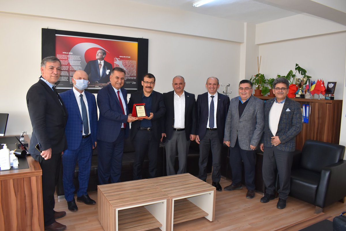 İlçe Milli Eğitim Müdür Vekili Sayın Cavit SEVİM, Şube Müdürlerimiz ile birlikte, İlçemizden tayin sebebiyle ayrılan Şelale Anadolu Lisesi Müdürü Sayın Süleyman ÇELİK'e ilcemizde eğitim adına vermiş olduğu hizmetler için teşekkür ederek plaket takdim etti.
<a href="/FTurkoz07/">Fatih Türköz 🇹🇷</a> <a href="/Csevim1/">Cavit Sevim</a>