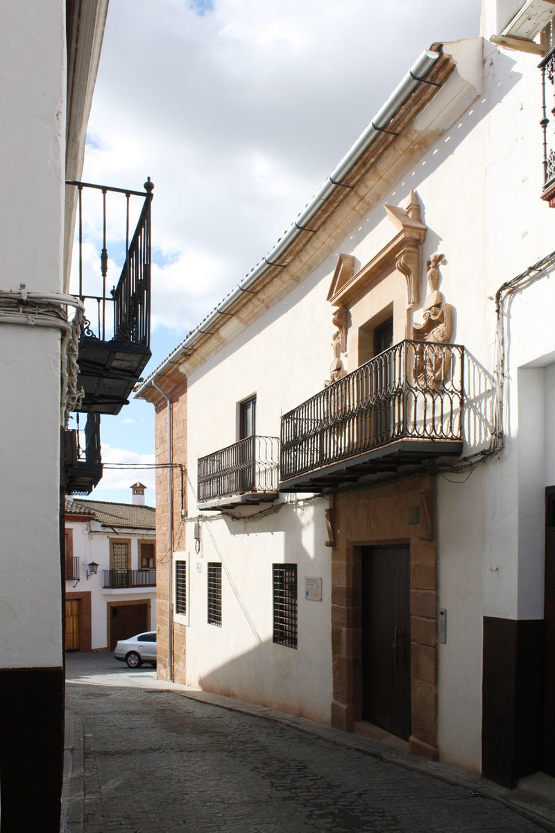 CguideArch's tweet photo. Part of the apartments are inserted inside the palace. The others are located in a new building, connected by a courtyard. The façade of the new building maintains the proportions of the old one, but changes its composition, based on the popular residences of Montoro. https://t.co/mWzk35Pqj1