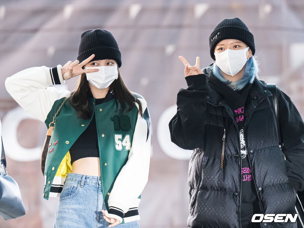 2yeon in:

2015                                           2022

Same vibes /energy ✌💙💚

#NAYEON #JEONGYEON #2YEON #TWICE