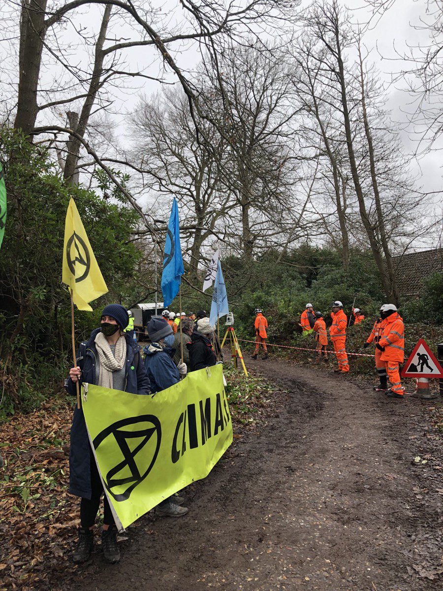 Parlarla's tweet photo. Protest today against the SLP ExxonMobil pipeline from Fawley to Heathrow. The new pipeline will increase aviation fuel by 40% but with the existing pipeline still in use for another 20 yrs, this is an increase of 140%
#resistSLP
#StopExxon
@XrSouthEastUK
@XR_Godalming
@XR_FFC https://t.co/VmXi86vEUX