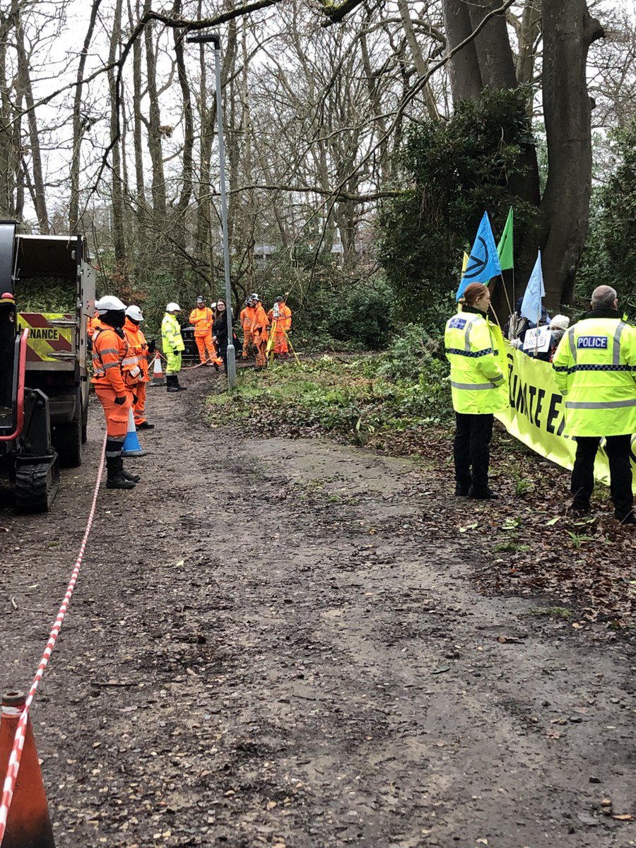 Parlarla's tweet photo. Protest today against the SLP ExxonMobil pipeline from Fawley to Heathrow. The new pipeline will increase aviation fuel by 40% but with the existing pipeline still in use for another 20 yrs, this is an increase of 140%
#resistSLP
#StopExxon
@XrSouthEastUK
@XR_Godalming
@XR_FFC https://t.co/VmXi86vEUX