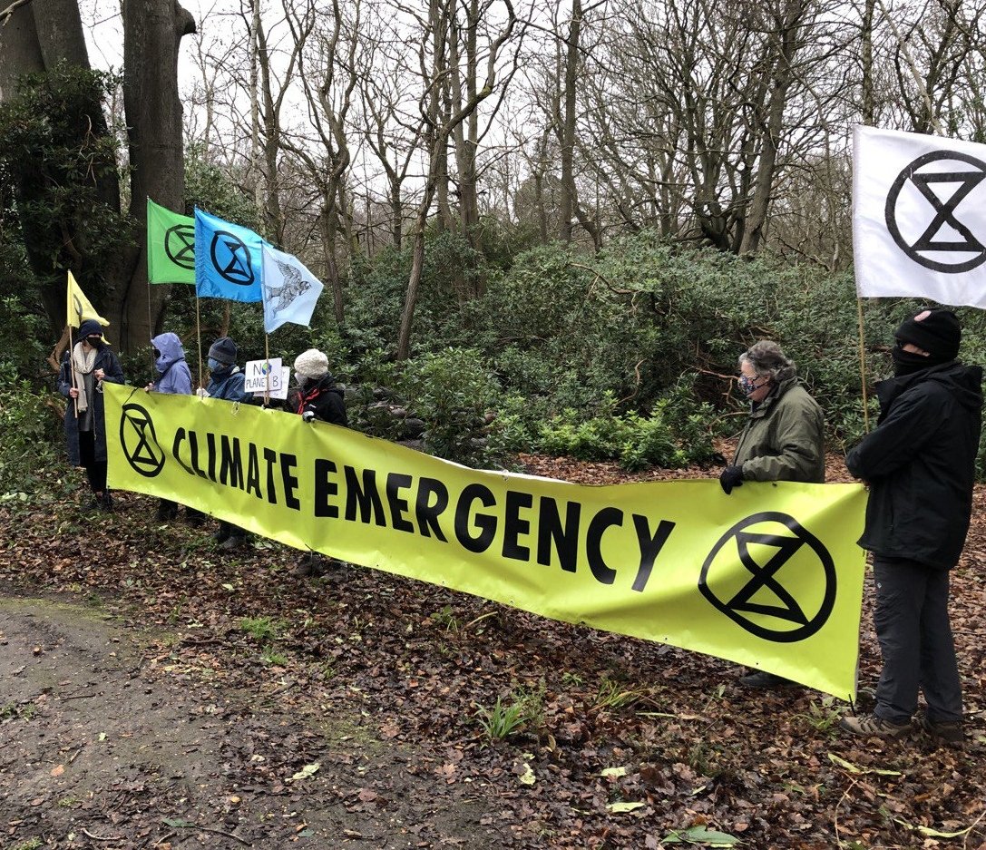Parlarla's tweet photo. Protest today against the SLP ExxonMobil pipeline from Fawley to Heathrow. The new pipeline will increase aviation fuel by 40% but with the existing pipeline still in use for another 20 yrs, this is an increase of 140%
#resistSLP
#StopExxon
@XrSouthEastUK
@XR_Godalming
@XR_FFC https://t.co/VmXi86vEUX