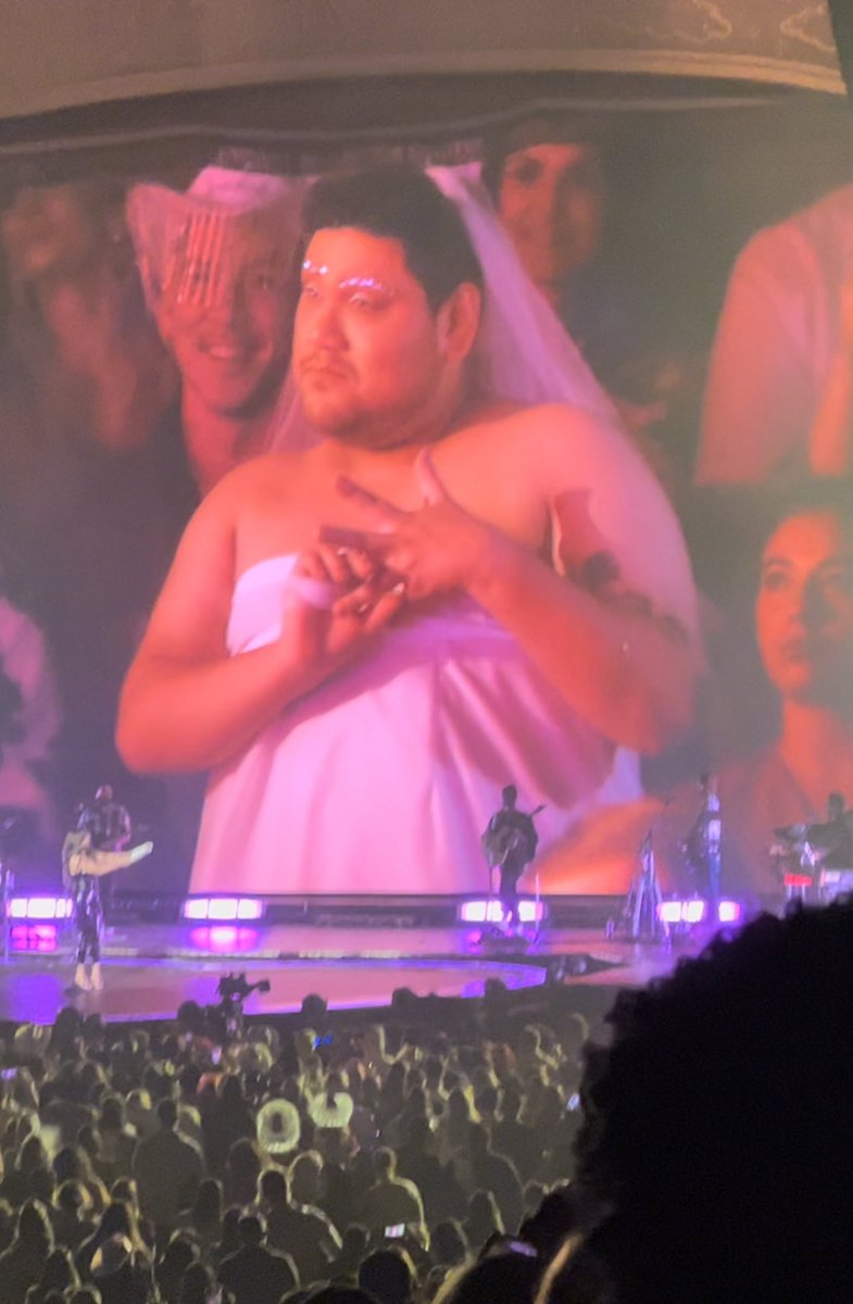 idkmybffBrian's tweet photo. The star of the Dallas @KaceyMusgraves concert 🤣 https://t.co/taePrYH6Gv