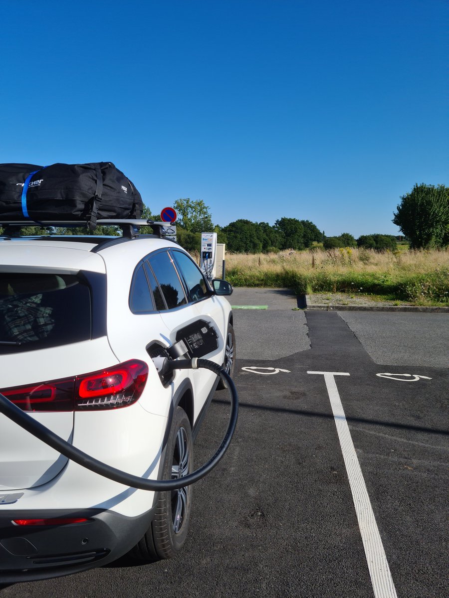 MeehrErleben's tweet photo. Mit dem E-Auto von #Stuttgart in die #Bretagne und in die #Normandie - mit vier Personen und Gepäck. 
Was wir dabei erlebt haben und warum das Fahren mit dem #Elektroauto neues Streitpotenzial bietet, erfahrt ihr in unserem Erfahrungsbericht https://t.co/xCcyLH4p1q https://t.co/ITz1wnz9Av