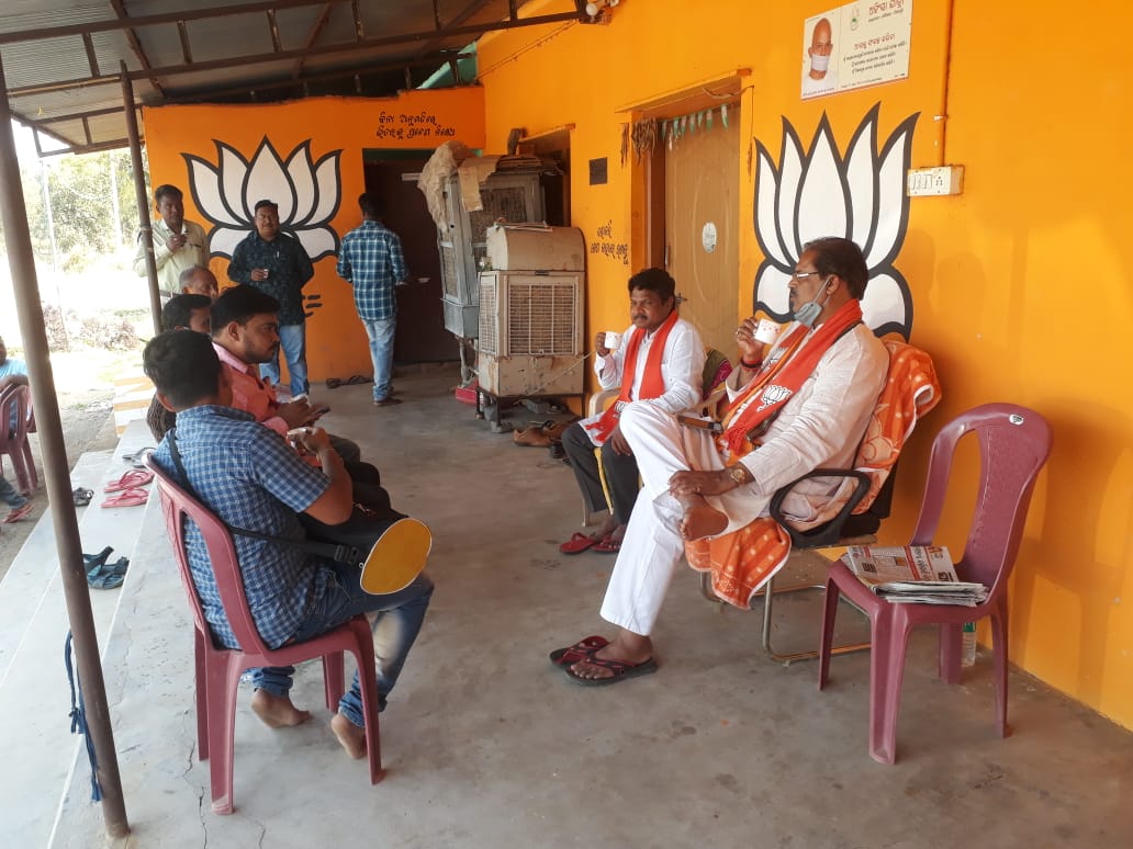 MahalingMukesh's tweet photo. ଆଜି ନଅଗାଁ (ଖ) ବିଜେପି କାର୍ଯ୍ୟାଳୟ ଠାରେ ବରିଷ୍ଠ ବିଜେପି ନେତା ତଥା ପୂର୍ବତନ ମନ୍ତ୍ରୀ ମହାରାଜା କନକ ବର୍ଦ୍ଧନ ସିଂଦେଓ ଜୀ ଙ୍କ ସହ ‛‛ଚାଏ ପେ ଚର୍ଚ୍ଚା" ଅବସରରେ.... https://t.co/AxIowLZB7j
