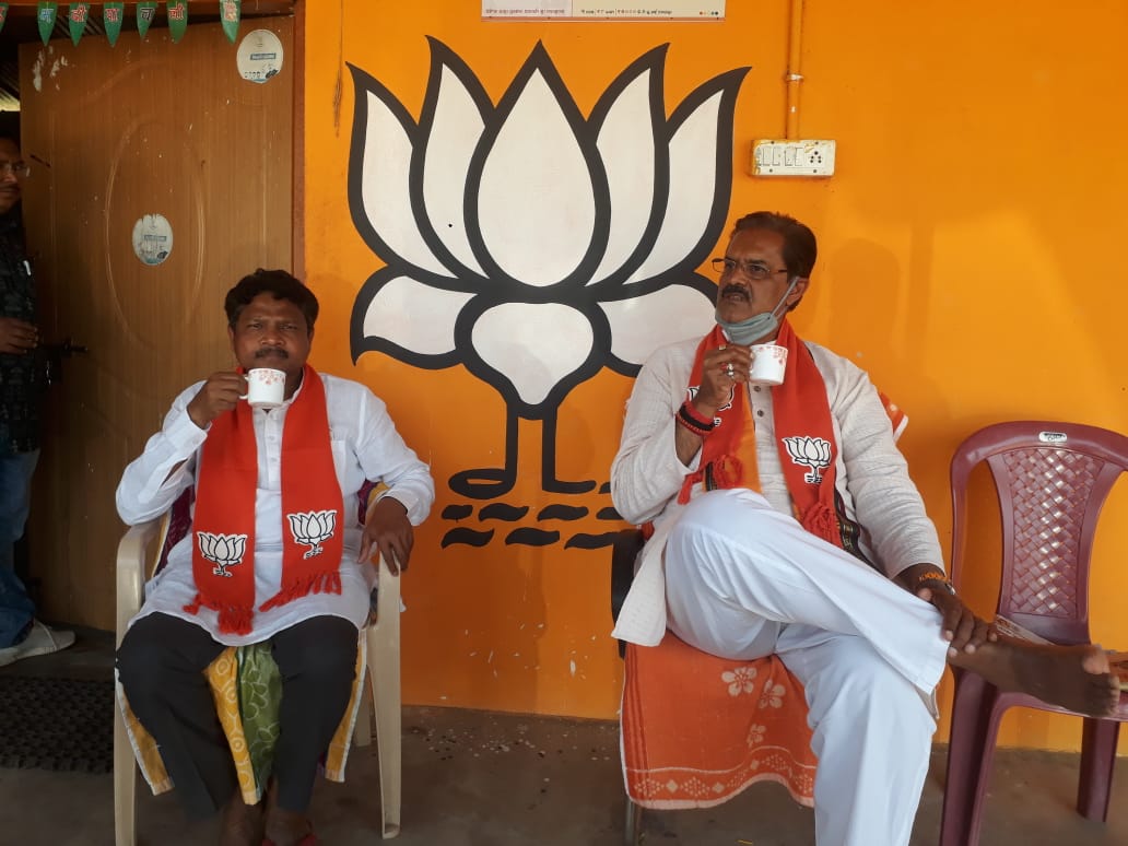 MahalingMukesh's tweet photo. ଆଜି ନଅଗାଁ (ଖ) ବିଜେପି କାର୍ଯ୍ୟାଳୟ ଠାରେ ବରିଷ୍ଠ ବିଜେପି ନେତା ତଥା ପୂର୍ବତନ ମନ୍ତ୍ରୀ ମହାରାଜା କନକ ବର୍ଦ୍ଧନ ସିଂଦେଓ ଜୀ ଙ୍କ ସହ ‛‛ଚାଏ ପେ ଚର୍ଚ୍ଚା" ଅବସରରେ.... https://t.co/AxIowLZB7j