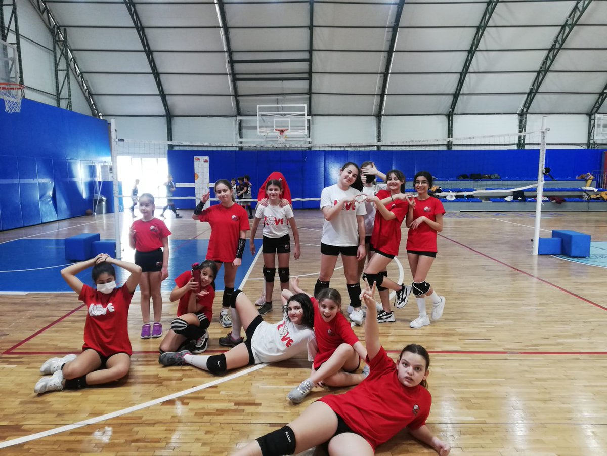 EgeAsist's tweet photo. Voleybol antrenmanlarımız tüm hızıyla devam etmektedir. 💪🏻🏐❤

#EgeAsist #gelecegeasist #voleybol #antrenman #takım #enerji #motivasyon https://t.co/69M7PCwGEu