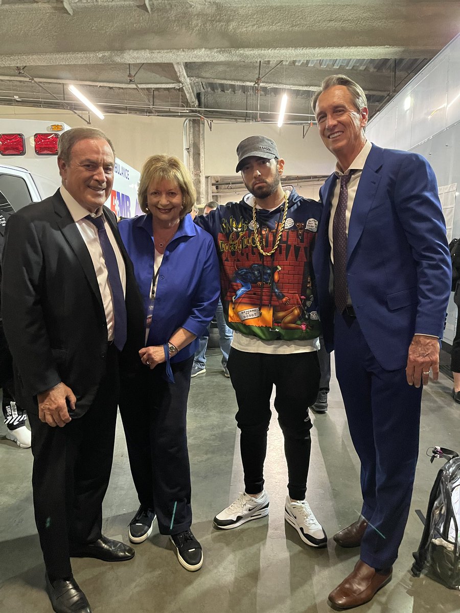 xiaoyuannb880's tweet photo. Just let Eminem stand next to someone tall 😂 https://t.co/fTpuvkfcv4