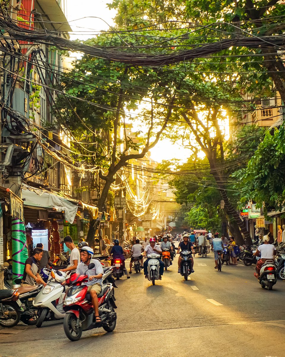 Hanoi (Vietnam) al amanecer. Miles de motos, un mar de cables eléctricos y la luz dorada bañándolo todo.

#hanoi #vietnam #amanecer #dawn #moto #viajeroromero #viaje #trip #adventure #photographer #fotografo #sonya6000