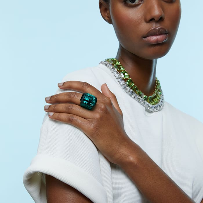 Correspondencia Abuelo Están deprimidos Swarovski Nigeria on Twitter: "Taking inspiration from the iconic Swarovski  Nirvana ring, this striking deep green statement ring is not only a  showstopping example of color-saturated crystal but a feat of engineering. #