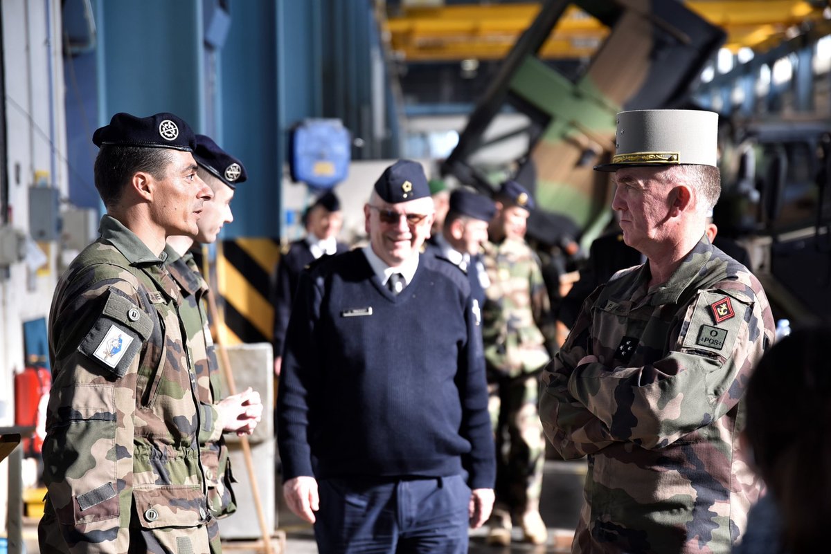 COM6BLB's tweet photo. Visite du GCA Pascal Facon, commandant des @armees_zone_sud, à Nîmes.
Au programme : présentation et étude du projet « Garrigues 2030 », afin de doter les #2REI et #4RMAT d’infrastructures à #AlaHauteur des ambitions du programme #SCORPION. https://t.co/sZLIZYb41U