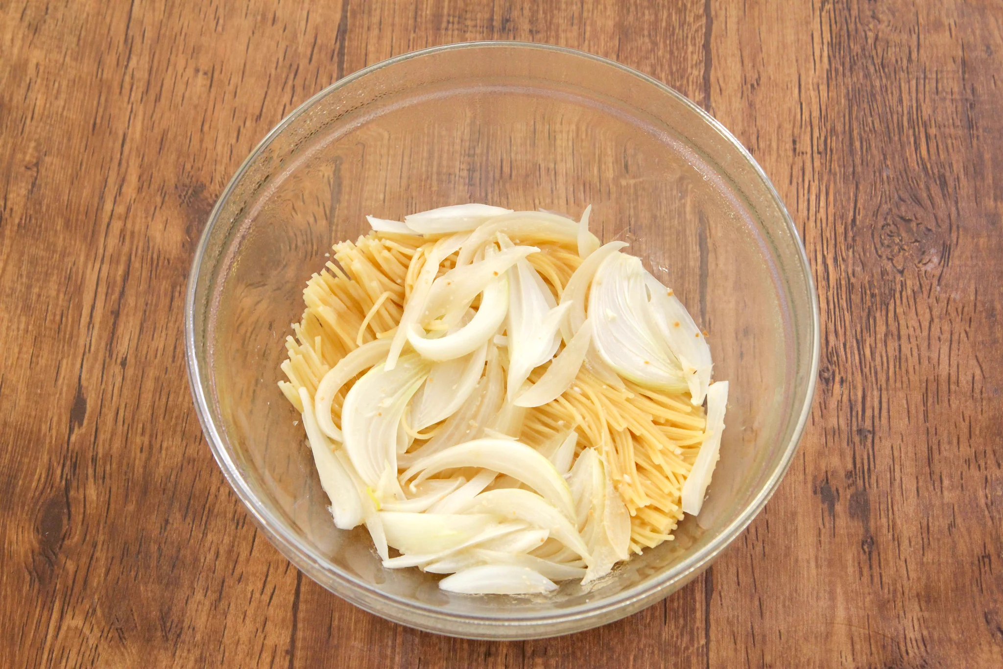 新玉ねぎの季節ですね！「ポン酢＋みそ」の味付けでパスタ作るとめちゃくちゃ旨いです。