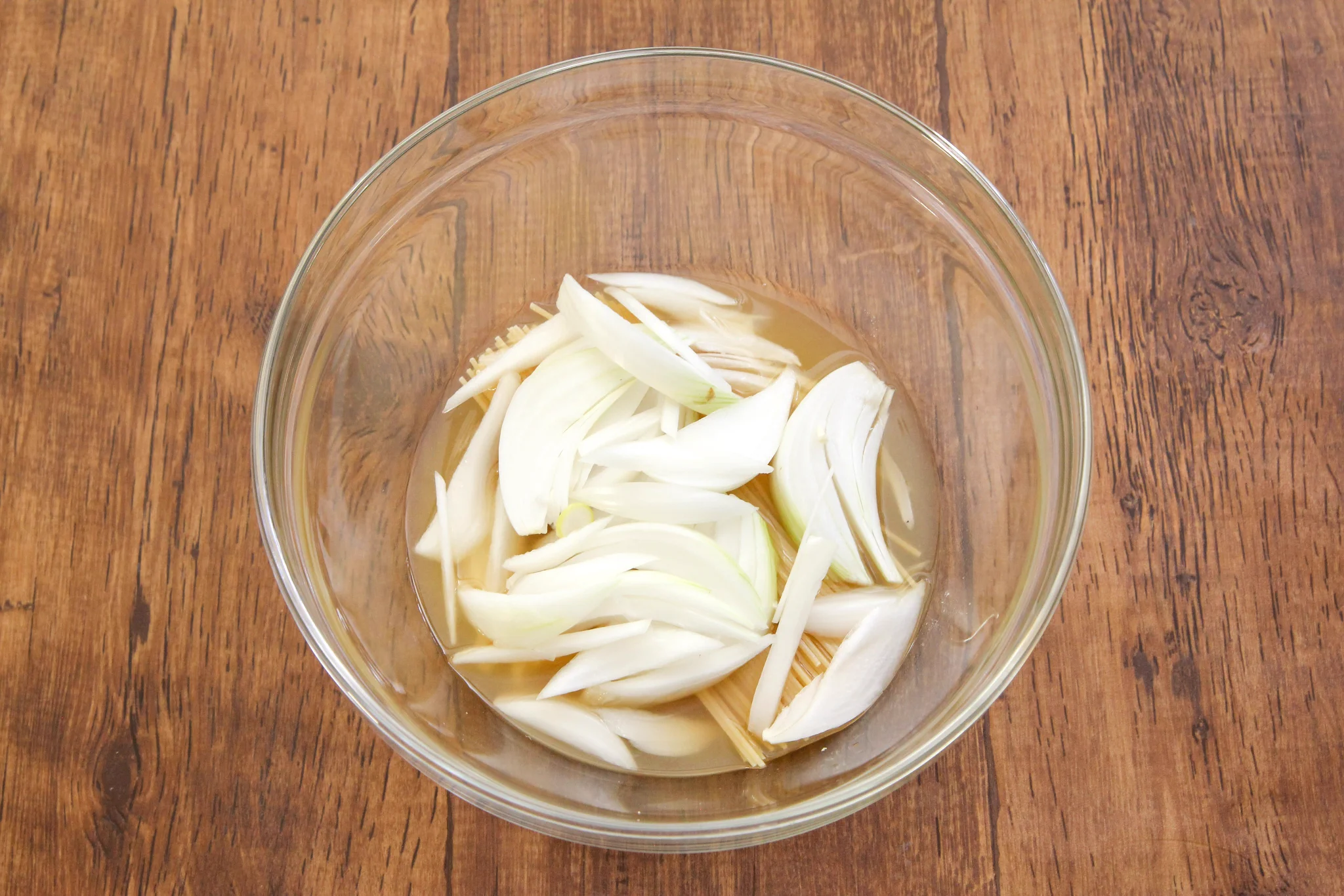 新玉ねぎの季節ですね！「ポン酢＋みそ」の味付けでパスタ作るとめちゃくちゃ旨いです。