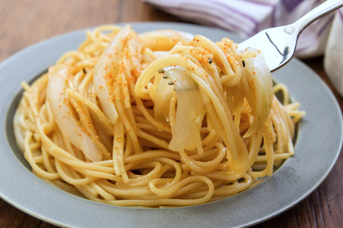 新玉ねぎの季節ですね！「ポン酢＋みそ」の味付けでパスタ作るとめちゃくちゃ旨いです。