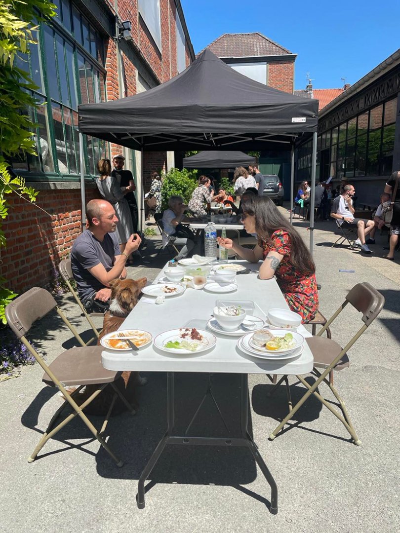 Alternatif_Mag's tweet photo. Le #FestivalDeLaBoulette : l'idée de génie du Non-Lieu ➡️  https://t.co/IvOL7mx9Yj 🧆 (première fois qu'on utilise l'emoji 🧆) #Alternatif https://t.co/WjK2piDMw5