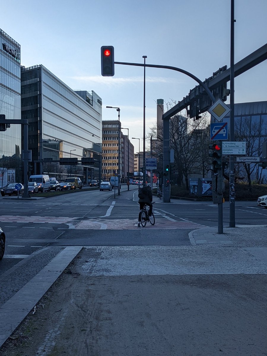 Tiergartenstr Ecke Tiergartentunnel.

Hier gilt 3G - es wird gehupt, geschnitten und gebrüllt

<a href="/polizeiberlin/">Polizei Berlin</a> #Fahrradstaffel bei welchem Ampellicht darf der Radfahrer den Geradeausweg fahrend nutzen?