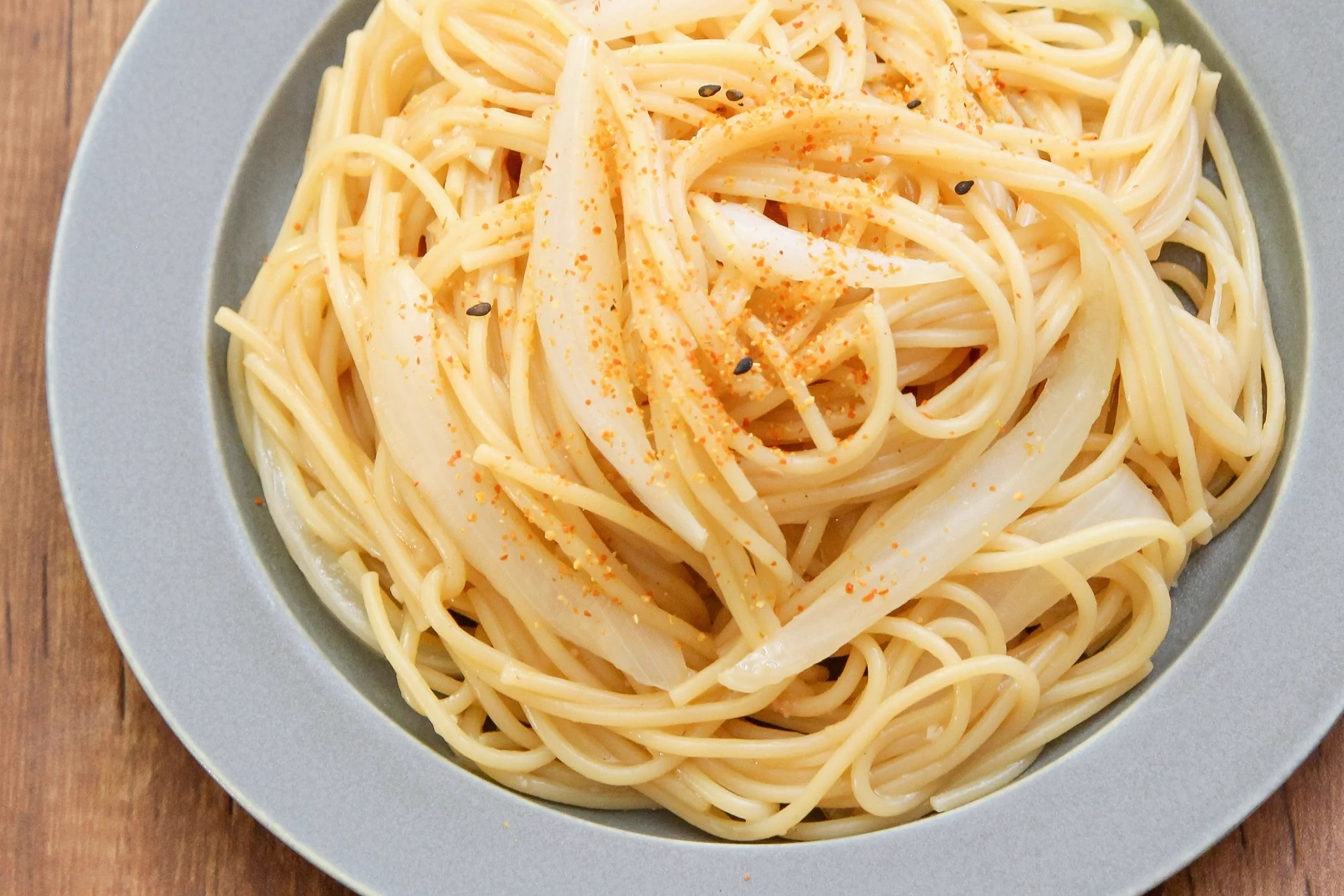 新玉ねぎの季節ですね！「ポン酢＋みそ」の味付けでパスタ作るとめちゃくちゃ旨いです。