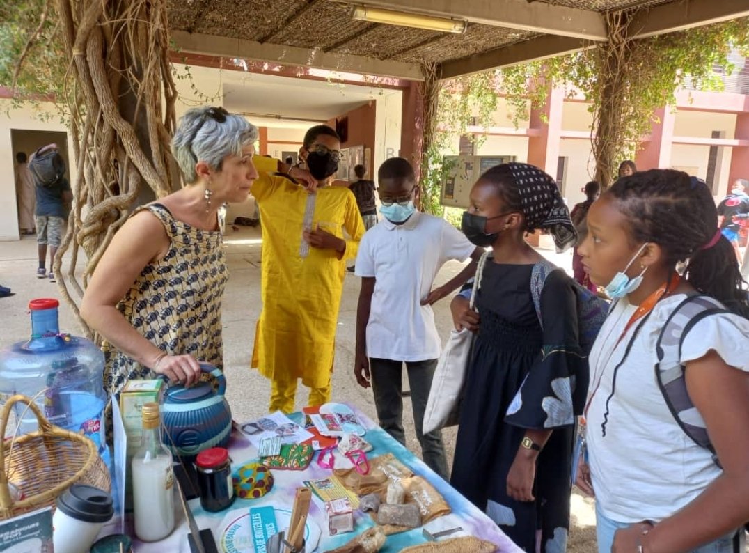ZeroDechetSN's tweet photo. Nous étions au @lycee_mermoz la semaine dernière pour sensibiliser les élèves au #ZeroDechet en présence de parents membres de l'association.
Une belle occasion de renforcer le dialogue entre parents, enseignants et lycéens 👍🍃.
🗓Prochain stand le 11 mars.
#FridayForClimate https://t.co/juWSHuJP0G