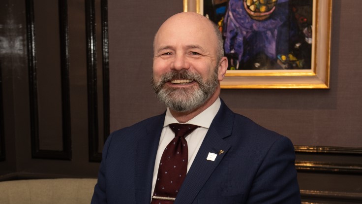 Dale Dewsbury &amp; his team at Restaurant Andrew Fairlie <a href="/Gleneagleshotel/">Gleneagles</a> win the MICHELIN Welcome &amp; Service Award 2022 for their exceptional service, which anticipates guests’ every need with professionalism and warmth 
<a href="/Eladyrubswed/">Dale Dewsbury</a> #MICHELINGuideGBI 
bit.ly/33p8ZWk