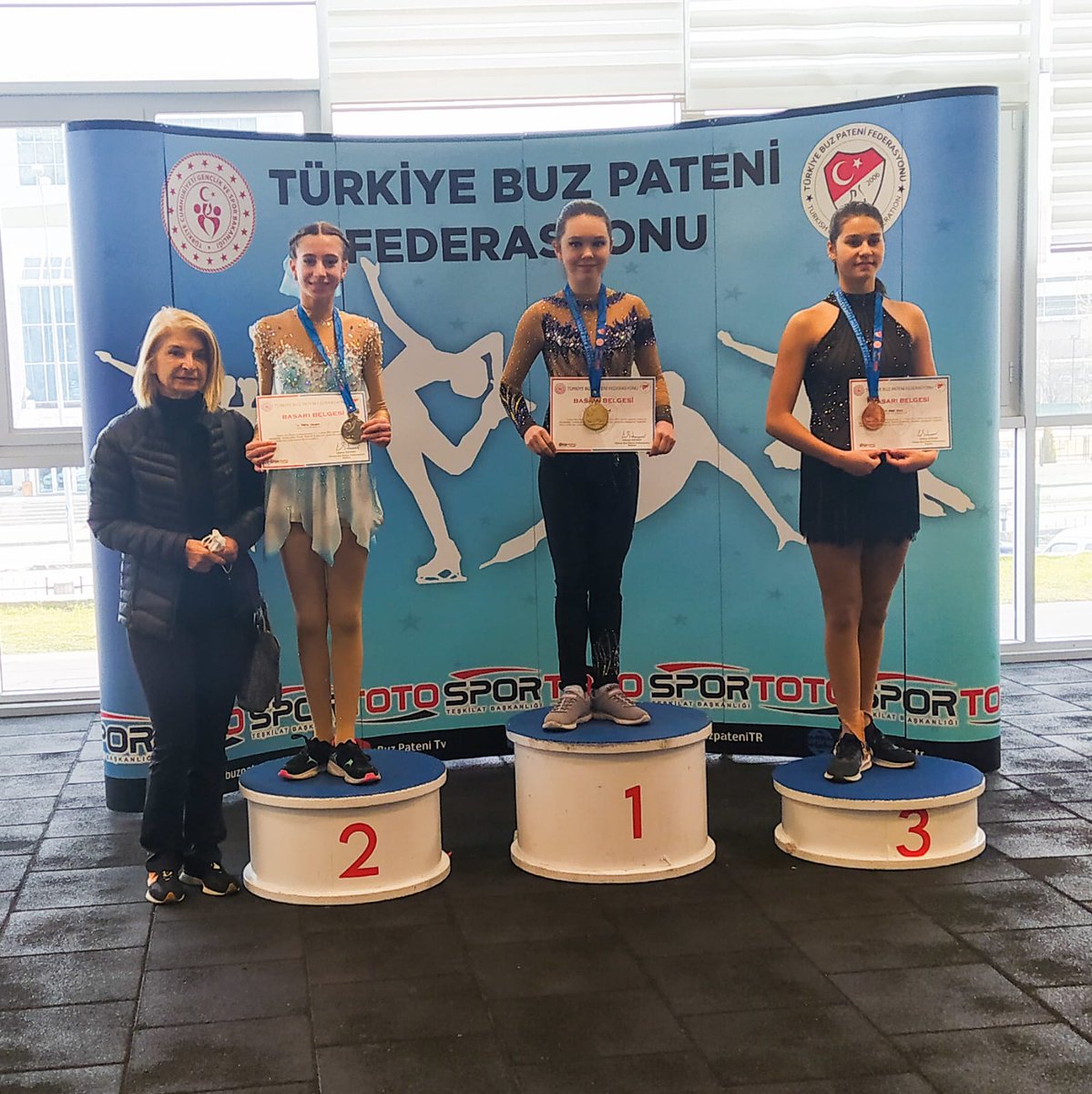 Okulumuz 7. sınıf öğrencilerinden Derya Taygan 11-13 Şubat 2022 tarihlerinde Ankara'da düzenlenen Artistik Buz Pateni Ankara Kupasi Advanced Novice Bayan kategorisinde kendinden yaşça büyüklerle yarışarak 2. olmuştur. Öğrencimizi tebrik eder, başarılarının daim olmasını dileriz.